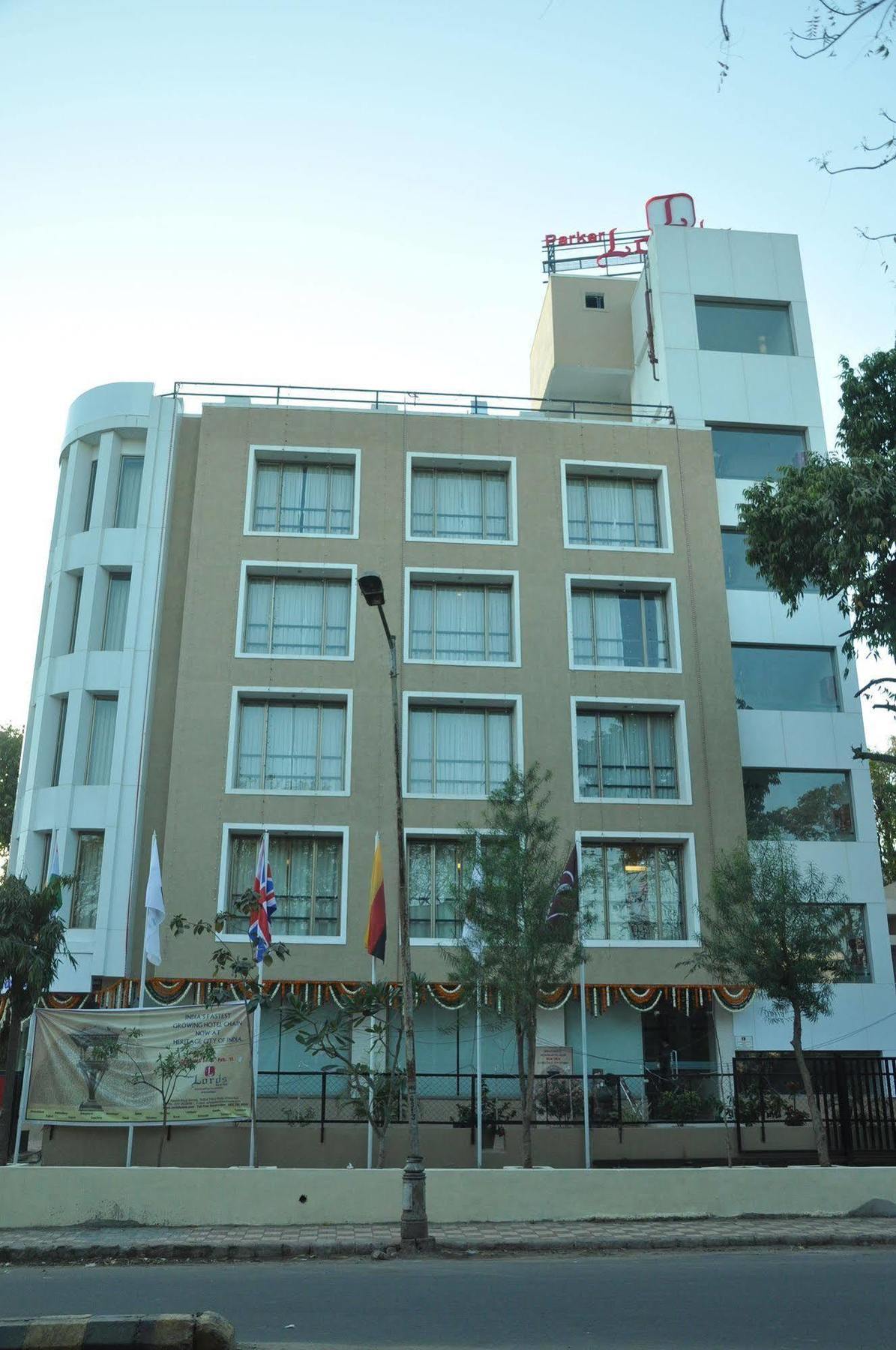 Treebo Trend Hotel Parker Ahmedabad Exterior photo
